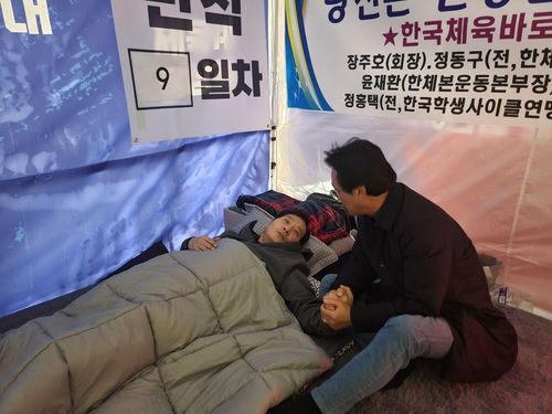 박창범 전 회장을 위로하는 안민석 전 의원[박창범 전 회장 제공. 재판매 및 DB 금지]