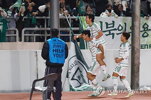 전진우 헤더골로 다시 앞서가는 전북(서울=연합뉴스) 신현우 기자 = 1일 서울 목동운동장에서 열린 K리그 승강 플레이오프(PO) 1차전 서울 이랜드 FC와 전북 현대의 경기. 전북 전진우가 헤더골을 넣은 뒤 동료들과 기뻐하고 있다. 2024.12.1 nowwego@yna.co.kr