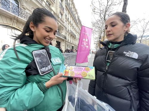 '달고나 맛 과자도 좋아'(파리=연합뉴스) 송진원 특파원 = '무궁화꽃이 피었습니다'에 참가한 143번의 멜리사가 기념품으로 받은 달고나 맛 과자를 들어 보이며 기뻐하고 있다. san@yna.co.kr 2024.12.01