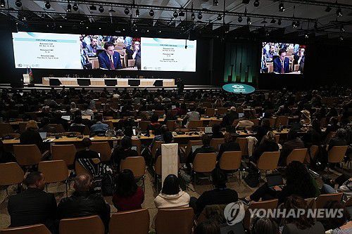 지난달 24일 바쿠에서 열린 유엔 기후변화 총회 폐막 세션[AP 연합뉴스 자료사진. 재판매 및 DB 금지]