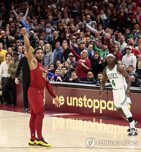 3점포 쏜 도노번 미첼[UPI=연합뉴스]