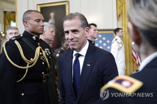 백악관 이스트룸 나서는 헌터 바이든(워싱턴 EPA=연합뉴스) 조 바이든 미국 대통령의 차남인 헌터 바이든이 3일(현지시간) 워싱턴 DC 백악관 이스트룸에서 거행된 명예훈장 수여식에 참석한 뒤 행사장을 나서고 있다. 헌터는 모친인 질 바이든 여사와 함께 바이든 대통령의 대선 완주를 강하게 설득한 것으로 알려졌다. 2024.07.04 passion@yna.co.kr