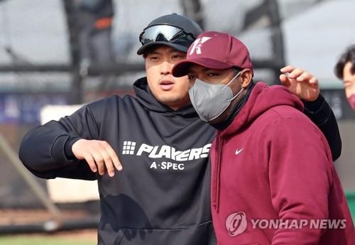 대전에서 만난 옛 동료(대전=연합뉴스) 김준범 기자 = 4일 오전 대전 한화생명이글스파크에서 류현진(35·토론토 블루제이스)과 야시엘 푸이그(32·키움 히어로즈)가 만나 인사하고 있다. 2022.3.4 psykims@yna.co.kr