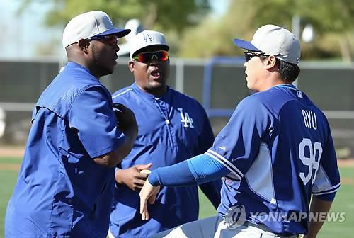 류현진·우리베·푸이그(글렌데일<미국 애리조나>=연합뉴스) 황광모 기자 = 6일(한국시간) 미국 애리조나 글렌데일의 캐멀 백 랜치 훈련장에서 열린 미국 메이저리그 LA 다저스 스프링캠프에서 류현진이 후안 우리베와 야시엘 푸이그와 장난을 치고 있다. 2015.3.6     hkmpooh@yna.co.kr