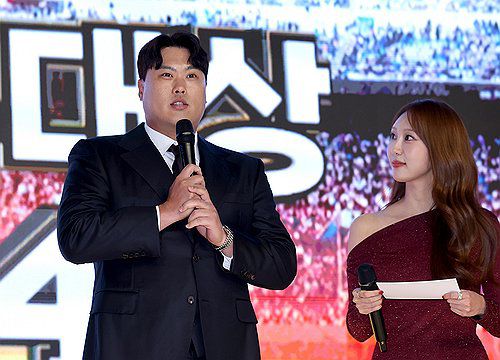 천만관중 특별상 받은 류현진(서울=연합뉴스) 3일 서울 강남구 엘리에나 호텔에서 열린 2024 조아제약 프로야구대상 시상식에서 천만관중 특별상을 받은 한화 이글스 류현진이 발언하고 있다. 2024.12.3 [일간스포츠 제공. 재판매 및 DB 금지] photo@yna.co.kr