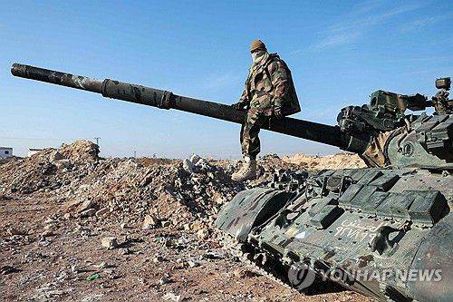 시리아 정부군이 버리고 간 탱크에 올라탄 반군[AFP=연합뉴스]