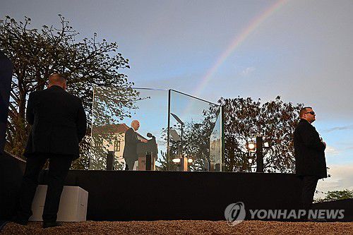 앙골라 국립노예박물관에서 연설하는 조 바이든 미국 대통령(루안다 AFP=연합뉴스) 조 바이든 미국 대통령이 3일(현지시간) 앙골라 루안다의 국립노예박물관에서 연설하고 있다. 2024.12.3 photo@yna.co.kr
