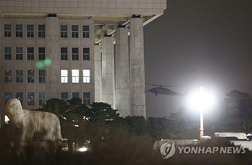 국회 향하는 헬기(서울=연합뉴스) 신현우 기자 = 윤석열 대통령이 3일 밤 긴급 담화를 통해 비상계엄을 선포한 가운데 여의도 국회의사당 방향으로 헬기가 향하고 있다. 2024.12.4 nowwego@yna.co.kr