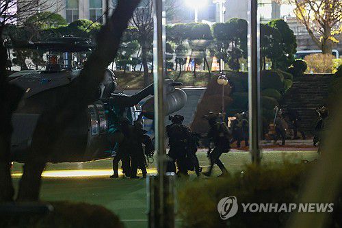헬기로 도착한 계엄군(서울=연합뉴스) 신현우 기자 = 윤석열 대통령이 3일 밤 긴급성명을 통해 비상계엄을 선포한 가운데 4일 새벽 계엄군이 헬기를 타고 국회에 도착하고 있다. 2024.12.4 nowwego@yna.co.kr