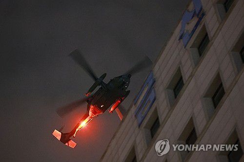 여의도 상공에 나타난 헬기(서울=연합뉴스) 신현우 기자 = 윤석열 대통령이 3일 밤 긴급성명을 통해 비상계엄을 선포한 가운데 4일 새벽 국회가 위치한 여의도 상공을 군 헬기가 비행하고 있다. 2024.12.4 nowwego@yna.co.kr
