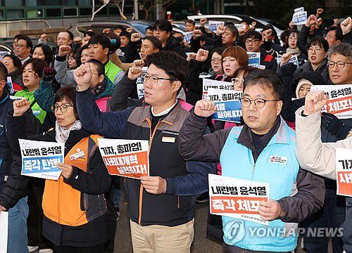 부산 민주노총, 정권 퇴진 촉구 결의대회(부산=연합뉴스) 박성제 기자 = 윤석열 대통령의 비상계엄 선포와 관련해 4일 오전 부산 동구 민주노총 부산본부에서 민주노총 노조원들이 긴급 결의대회를 열고 정권 퇴진을 촉구하는 집회를 열고 있다. 2024.12.4 psj19@yna.co.kr