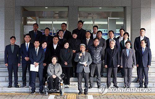 입장 밝히는 제주도의회 의원들(제주=연합뉴스) 박지호 기자 = 4일 오전 제주도의회에서 이상봉 제주도의회 의장과 의원들이 비상계엄 사태와 관련한 입장을 밝히고 있다. 2024.12.4 jihopark@yna.co.kr