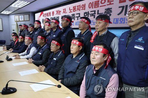 기자회견문 낭독하는 김동명 위원장(서울=연합뉴스) 황광모 기자 = 김동명 한국노총 위원장이 4일 오후 서울 여의도 한국노총에서 열린 109차 중앙집행위원회를 마친 뒤 윤석열 대통령의 퇴진 촉구하는 기자회견문을 낭독하고 있다. 2024.12.4 hkmpooh@yna.co.kr