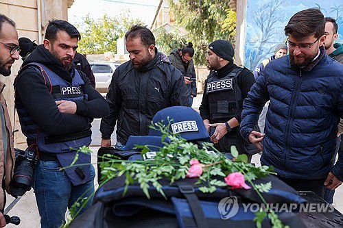 독일 통신사 소속 시리아 기자 사망에 애도하는 동료 언론인들(이들리브 AFP=연합뉴스) 4일(현지시간) 공습으로 인해 숨진 독일 DPA 통신 사진 기자 아나스 알카부티를 애도하기 위해 모여 든 동료 기자들과 조문객들. 2024.12.05