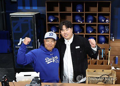 기념촬영하는 류현진과 데이브 로버츠 감독(서울=연합뉴스) 박동주 기자 = 류현진이 20일 서울 고척스카이돔에서 2024년 미국프로야구 메이저리그(MLB) 정규시즌 개막전 로스앤젤레스 다저스와 샌디에이고 파드리스의 경기를 앞두고 데이브 로버츠 로스앤젤레스 다저스 감독과 만나 기념촬영하고 있다. 2024.3.20 pdj6635@yna.co.kr