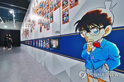 '명탐정 코난'이 걸어온 발자취(서울=연합뉴스) 진연수 기자 = 30일 오후 서울 마포구 AK플라자 홍대에서 열린 연재 30주년 기념 명탐정 코난전을 찾은 관람객들이 전시를 둘러보고 있다. 2024.7.30 jin90@yna.co.kr