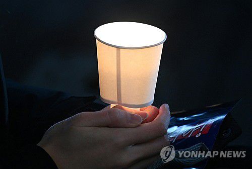 강릉에서 열린 대통령 탄핵 촉구 촛불집회(강릉=연합뉴스) 유형재 기자 = 강릉지역 노동 및 시민단체, 정당 등이 참여하고 있는 '불법계엄 내란죄 윤석열탄핵 강릉비상행동'의 회원과 시민들이 4일 오후 강릉 월화거리에서 윤석열 대통령 탄핵을 요구하는 촛불집회를 열고 있다. 2024.12.4 yoo21@yna.co.kr