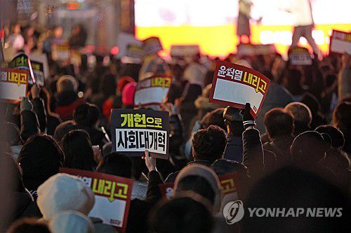 광장에 나선 광주 시민들(광주=연합뉴스) 김혜인 기자 = 윤석열 대통령이 비상계엄 해제를 선언한 4일 광주 동구 5·18민주광장에서 열린 광주시민 총궐기대회에서 참석자들이 구호를 외치고 있다. 2024.12.4 in@yna.co.kr