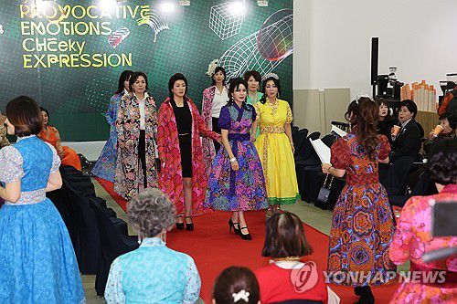 부산국제아트페어서 패션쇼(부산=연합뉴스) 강선배 기자 = 5일 부산 해운대구 벡스코 제2전시장에서 개막한 '2024 부산국제아트페어' 행사장에서 이색 한복 패션쇼가 펼쳐지고 있다.      국내외 미술작가와 소비자가 직거래하는 '열린 미술 시장'인 부산국제아트페어는 오는 8일까지 한국과 인도 등 국내외 작가 250여 명이 참여해 작품 3000여 점을 선보인다.     2024.12.5 sbkang@yna.co.kr