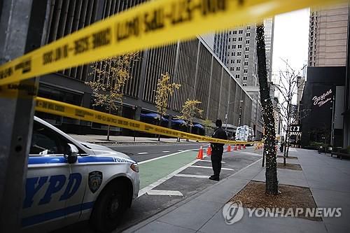 뉴욕 힐튼 미드타운 호텔 앞 폴리스라인[뉴욕 AP=연합뉴스]