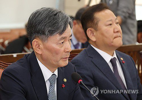 발언하는 조지호 경찰청장(서울=연합뉴스) 박동주 기자 = 조지호 경찰청장이 5일 국회에서 윤석열 대통령의 비상계엄 선포·해제 경위와 관련 현안 질의를 위해 열린 행정안전위원회 전체회의에서 발언하고 있다. 2024.12.5 pdj6635@yna.co.kr