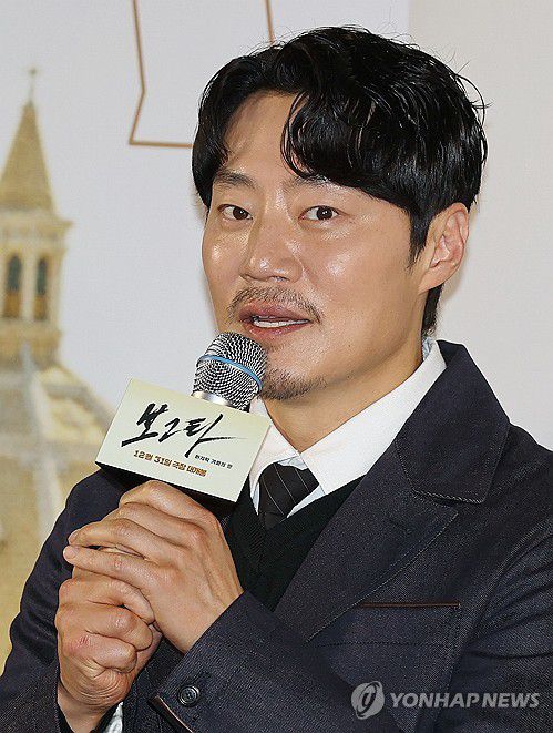 인사말하는 이희준(서울=연합뉴스) 이재희 기자 = 배우 이희준이 6일 오전 서울 강남구 메가박스 코엑스점에서 열린 영화 '보고타' 제작보고회에서 인사말을 하고 있다. 2024.12.6 scape@yna.co.kr