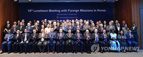 시도협의회, 주한 외국공관장 초청 간담회(부산=연합뉴스) 6일 오전 서울 신라호텔 영빈관에서 대한민국시도지사협의회가 주최한 '2024년 주한 외국공관장 초청 간담회'에서 참석자들이 기념 촬영을 하고 있다. 2024.12.6 [부산시 제공. 재판매 및 DB 금지] ccho@yna.co.kr