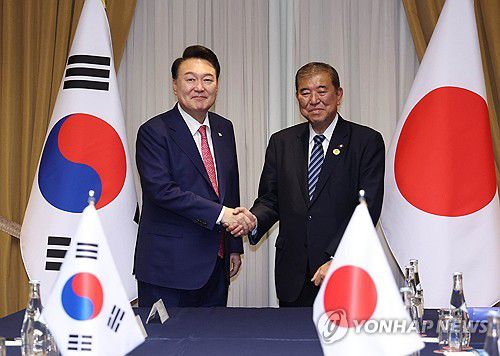 APEC 윤 대통령, 한일 정상회담(리마[페루]=연합뉴스) 홍해인 기자 = 윤석열 대통령이 11월 16일(현지시간) 페루 리마의 한 호텔에서 이시바 시게루 일본 총리와 정상회담 전 기념촬영을 하고 있다. 2024.11.17 hihong@yna.co.kr