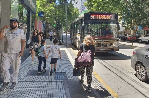 버스를 타기 위해 걸어가는 미르타(68)(부에노스아이레스=연합뉴스) 김선정 통신원 = 하비에르 밀레이 아르헨티나 대통령 취임 1주년을 맞이하여 밀레이 정부의 국정 운영을 평가해달라는 질문에 미르타(68)씨는 "지난 1년은 정말 끔찍했다. 은퇴 후에 이렇게 살게 되리라고는 상상도 못 했다"며 "다시 일을 시작했고 겨우 먹고 살 정도"며 한탄했다. sunniek8@yna.co.kr