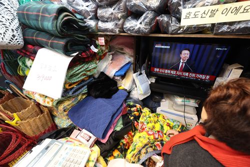 '계엄 사태' 관련 뉴스 시청하는 상인[촬영 윤관식]