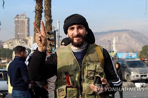 승리의 V자 그리는 시리아 반군 전사[로이터 연합뉴스 자료사진. 재판매 및 DB 금지]