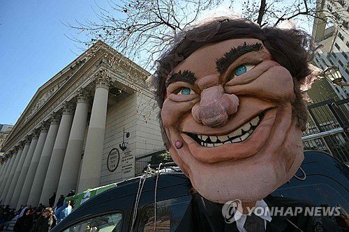 지난 8월 7일 정부 개혁안에 반대하는 시위대의 '밀레이 얼굴 모형' [AFP 연합뉴스 자료사진, 재판매 및 DB 금지]