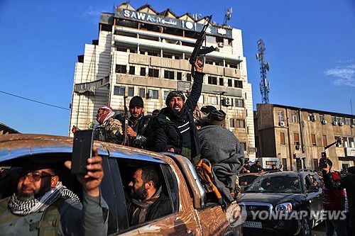 기뻐하는 시리아 반군(홈스 AFP=연합뉴스) 8일(현지시간) 시리아 홈스 장악한 반군이 거리에서 기뻐하고 있다. 2024.12.08