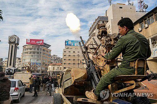 축포 쏘는 시리아 반군(홈스 AFP=연합뉴스) 8일(현지시간) 시리아 홈스에서 축포 쏘는 반군. 2024.12.08