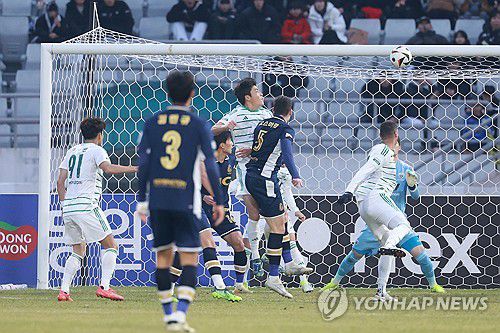 오스마르 동점골(서울=연합뉴스) 신현우 기자 = 1일 서울 목동운동장에서 열린 K리그 승강 플레이오프(PO) 1차전 서울 이랜드 FC와 전북 현대의 경기. 이랜드 오스마르가 동점골을 넣고 있다. 2024.12.1 nowwego@yna.co.kr