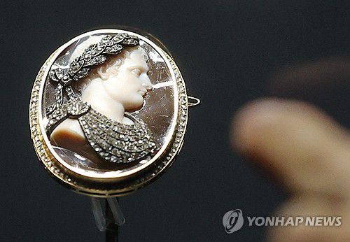나폴레옹 1세 조각된 브로치(서울=연합뉴스) 이재희 기자 = 5일 오전 서울 송파구 롯데뮤지엄에서 열린 '고혹의 보석, 매혹의 시간' 전시에 나폴레옹 1세가 바사노 공작에게 선물한 브로치가 전시돼 있다. 주얼리 컬렉터 카즈미 아리카와의 컬렉션 208점이 전시된 이번 전시는 다음 해 3월 16일까지 열린다. 2024.12.5 scape@yna.co.kr