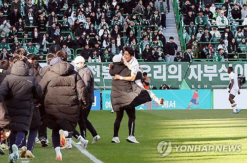 1대 0으로 앞서가는 서울 이랜드(전주=연합뉴스) 나보배 기자 = 8일 전북 전주월드컵경기장에서 열린 K리그 승강 플레이오프(PO) 2차전 전북 현대와 서울 이랜드와의 경기. 이랜드 브루노 실바가 선제골을 전반전 추가 시간에 골을 넣자 선수들과 코치들이 기뻐하고 있다. 2024.12.8 warm@yna.co.kr