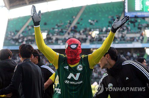 기뻐하는 티아고(전주=연합뉴스) 정경재 기자 = 8일 전주월드컵경기장에서 열린 하나은행 K리그 2024 승강 플레이오프(PO) 전북 현대와 서울 이랜드의 경기. 동점 골을 넣은 전북 티아고가 마스크를 쓰고 세리머니하고 있다. 2024.12.8 jaya@yna.co.kr