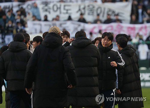 선수단 격려하는 김두현 감독(전주=연합뉴스) 정경재 기자 = 8일 전주월드컵경기장에서 열린 하나은행 K리그 2024 승강 플레이오프(PO) 전북 현대와 서울 이랜드의 경기. 이날 승리로 강등을 피한 전북 선수들을 김두현 감독이 격려하고 있다. 2024.12.8 jaya@yna.co.kr