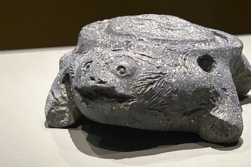 동물 모양의 벼루     (경주=연합뉴스) 김예나 기자 = 9일 경북 경주시 국립경주박물관의 '소소하고 소중한' 전시에서 선보인 동물 모양 벼루. 앞다리 양쪽에 구멍이 뚫려 있어 휴대용으로 사용했을 가능성이 제기된다. 2024.12.9     yes@yna.co.kr