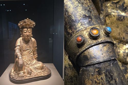 알록달록한 보석 팔찌 조선 전기에 만들어진 것으로 추정되는 목조관음보살좌상(왼쪽)과 오른손 부분 [국립경주박물관 제공. 재판매 및 DB 금지]