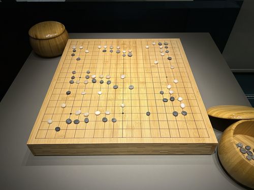 신라의 바둑돌     (경주=연합뉴스) 김예나 기자 = 9일 경북 경주시 국립경주박물관의 '소소하고 소중한' 전시에서 선보인 바둑돌. 경주시 황오동의 신라시대 건물터에서 출토된 것으로, 백돌 43개와 흑돌 55개가 수장고에 보관돼 있었다. 2024.12.9     yes@yna.co.kr