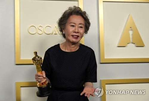 '한국 배우 최초' 아카데미 여우조연상 받은 윤여정[EPA 연합뉴스 자료사진. 재판매 및 DB 금지] 2021년 4월 25일(현지시간) 미국 캘리포니아주 로스앤젤레스(LA) 유니언 스테이션에서 열린 제93회 아카데미상 시상식에서 여우조연상을 받은 배우 윤여정(74)이 트로피를 들고 있다.