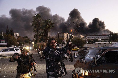 독재 붕괴 자축하며 축포를 쏘는 시민들(다마스쿠스 AP=연합뉴스) 8일(현지시간) 시리아 수도 다마스쿠스에서 시민들이 바샤르 알아사드 정권 붕괴를 자축하며 축포삼아 공중에 총기를 발사하고 있다. 2024.12.8