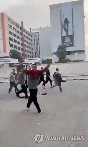 석방된 뒤 기뻐하는 죄수들8일(현지시간) 시리아 다마스쿠스에서 석방된 죄수들이 거리로 나와 기뻐하고 있다. [로이터=연합뉴스. SNS 영상 캡처. 재판매 및 DB 금지]