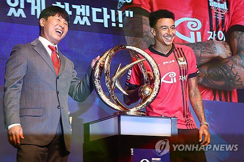 FC서울 '탐나는 우승 트로피'(서울=연합뉴스) 서대연 기자 = 16일 오후 서울 마포구 누리꿈스퀘어에서 열린 2024 K리그1 파이널 라운드 미디어데이 행사에서 FC서울 김기동 감독과 제시 린가드가 트로피와 함께 기념 촬영을 하고 있다. 2024.10.16 dwise@yna.co.kr