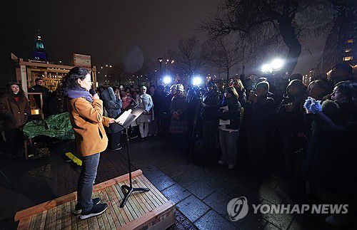 스톡홀름에서 한국어로 낭독되는 한강작가의 작품(스톡홀름=연합뉴스) 김도훈 기자 = 8일(현지시간) 스웨덴 스톡홀름에서 열린 역대 여성 노벨문학상 수상자의 작품을 소개하는 '문학의 밤' 행사에서 현지 교민 신미성 씨가 한강작가의 '작별하지 않는다'를 낭독하고 있다. 2024.12.9 superdoo82@yna.co.kr