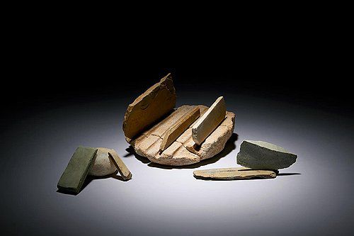 국립경주박물관, '소소하고 소중한' 특별전 개최(서울=연합뉴스) 국립경주박물관이 오는 10일부터 큐레이터가 수장고에서 찾아낸 문화유산을 소개하는 전시 프로젝트 '소소하고 소중한'을 선보인다고 9일 밝혔다. 사진은 갈판과 석기. 2024.12.9 [국립경주박물관 제공. 재판매 및 DB 금지] photo@yna.co.kr