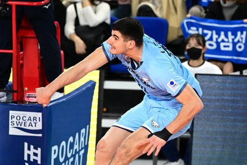 스파이크하는 우리카드의 니콜리치[한국배구연맹 제공. 재판매 및 DB 금지]