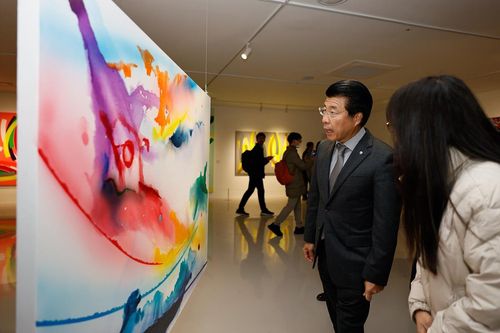 '더 갤러리 호수' 개관 기념 전시를 둘러보는 서강석 구청장[송파구 제공. 재판매 및 DB 금지]